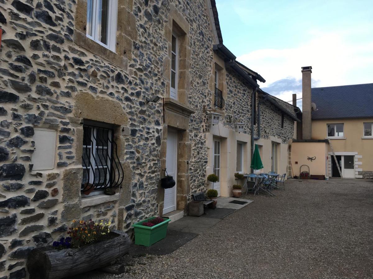 Aux Portes D'Aubrac Studio 2 Personnes Bed and Breakfast Condom-d'Aubrac Exterior foto